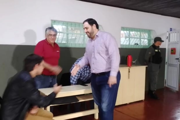 Matías Sebely, candidato a intendente de Alem, emitió su voto.