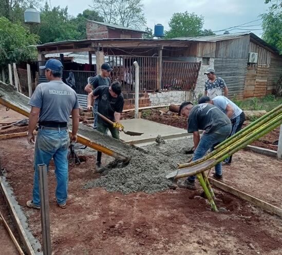 Realizan obras de mejoras en plazas de Puerto Iguazú.