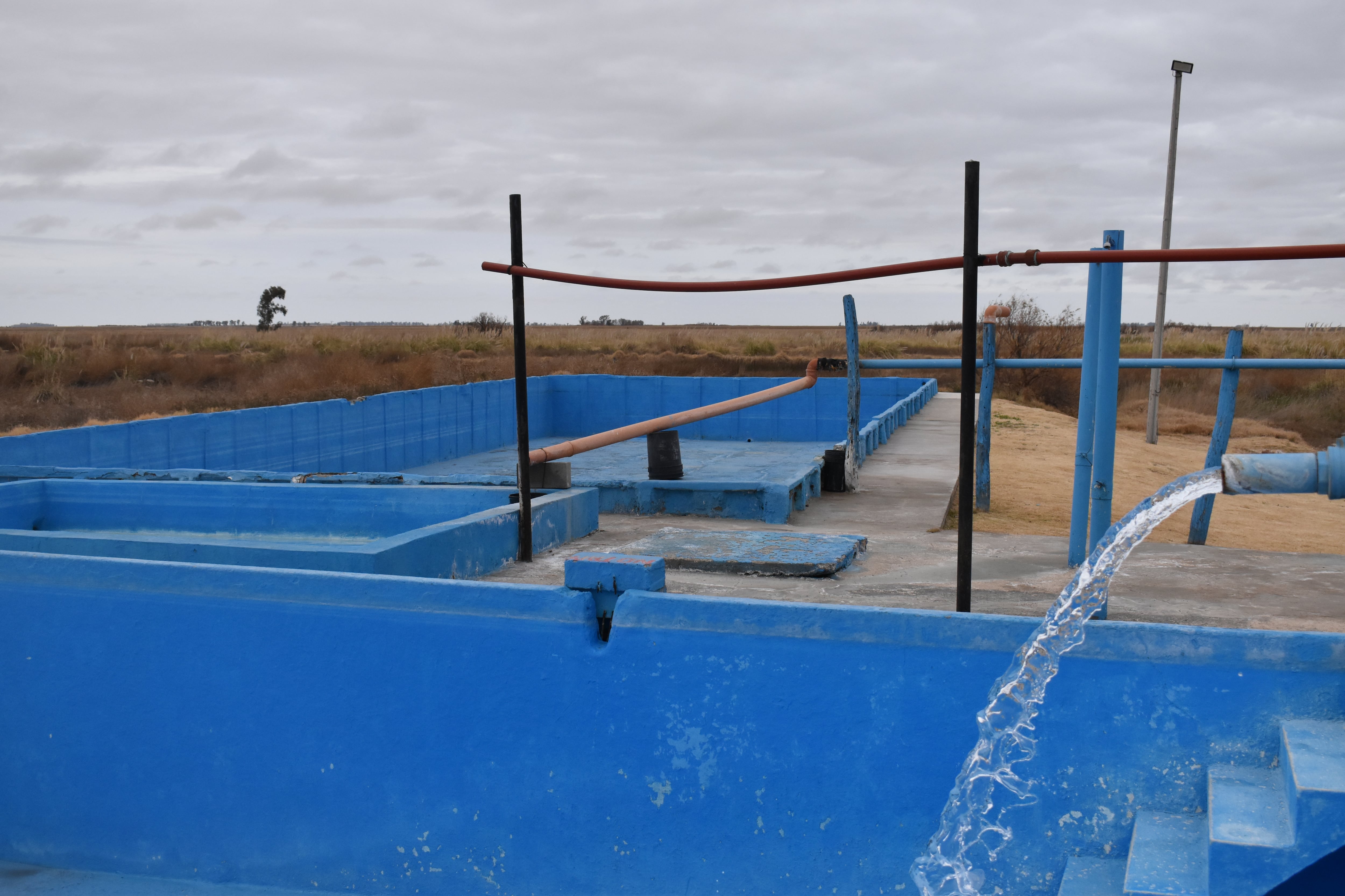 Las piletas se abastecen de una corriente de agua termal constante.