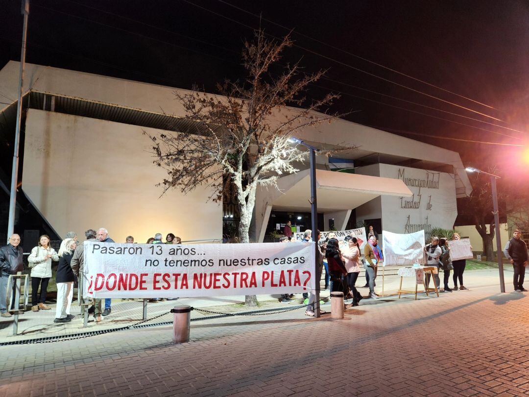 Vecinos reclamaron la entrega de viviendas frente a la Municipalidad de Arroyito