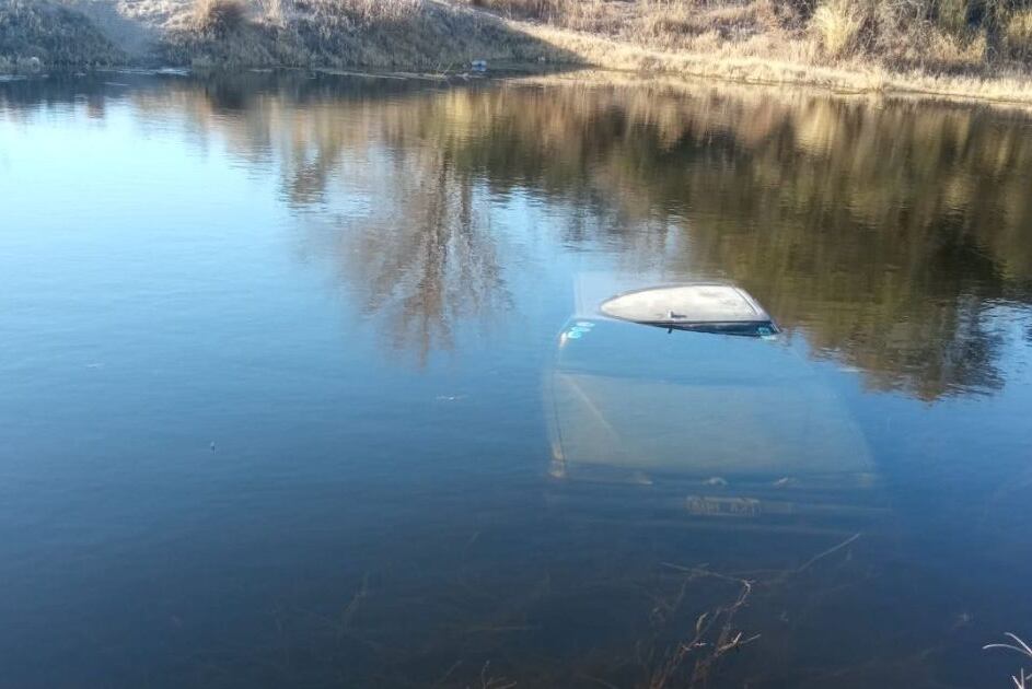 Almafuerte. El auto quedó totalmente sumergido en el lago Piedras Moras. (El Diario del Pueblo)