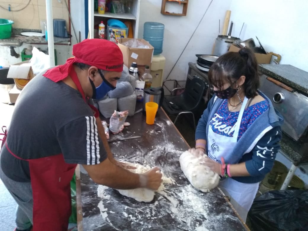 Cristian junto a colaboradoras, amasando para otra jornada de meriendas en Panza Caliente.