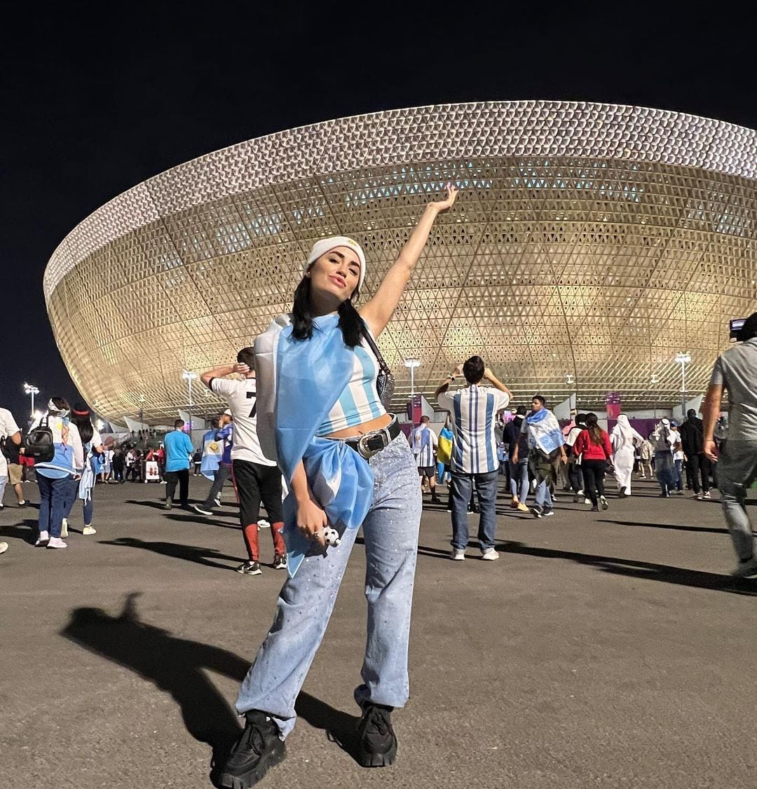 Lali Espósito deslumbró con la celeste y blanca en Qatar.