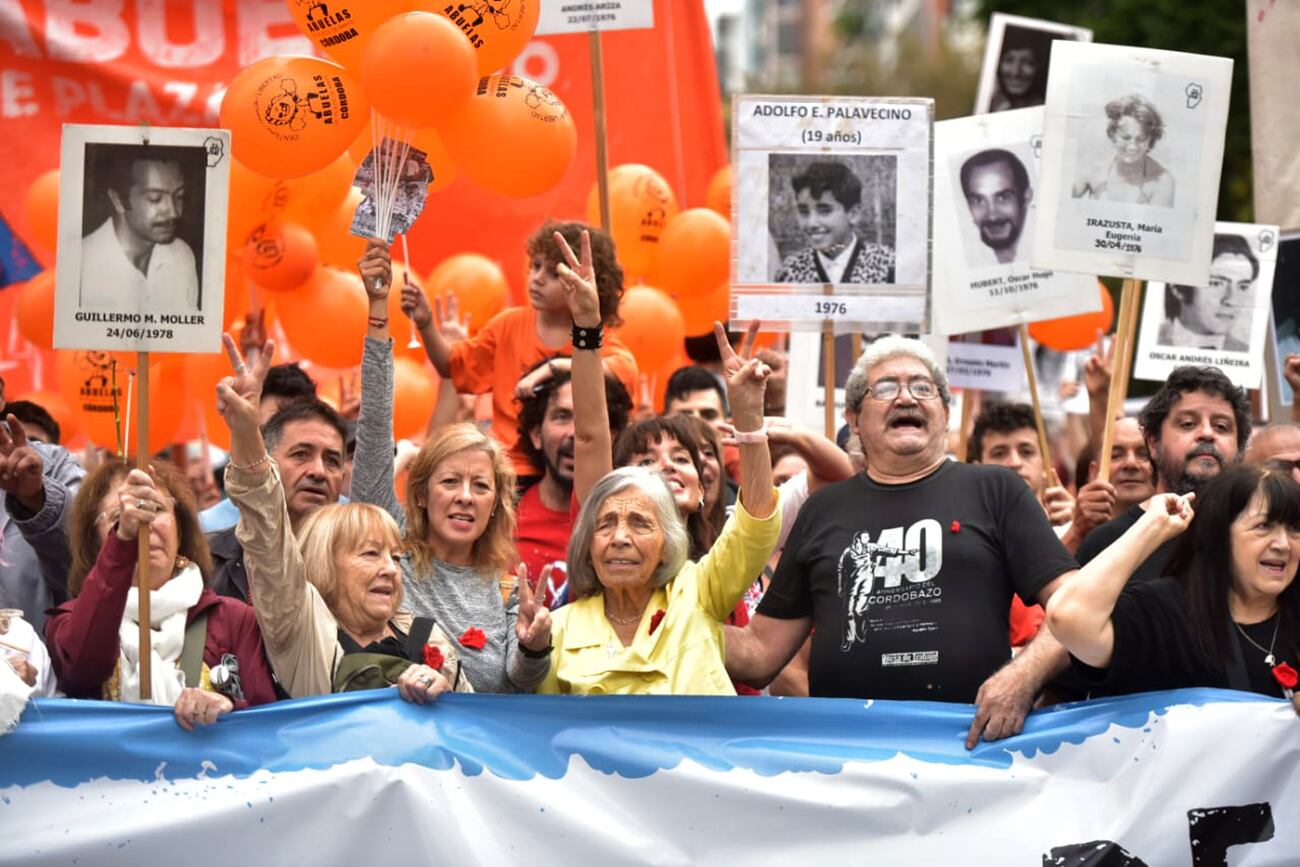 Día de la Memoria. Sonia Torres encabeza la marcha del 24 de marzo en Córdoba. (Facundo Luque / La Voz)