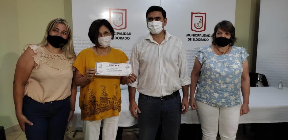 Premian a comerciantes de Eldorado ganadores del concurso de decoración navideña.