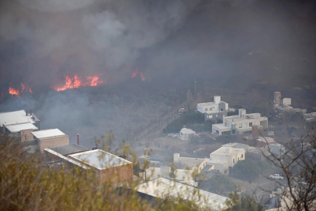 Fuego en Córdoba. Intenso trabajo de los bomberos para contener el incendio en el country La Cuesta, de La Calera. (Facundo Luque / La Voz)