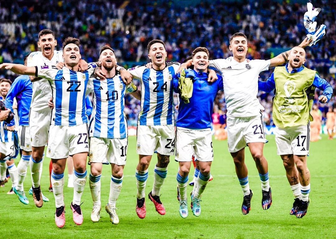 Paulo Dybala celebrando el triunfo con sus compañeros.