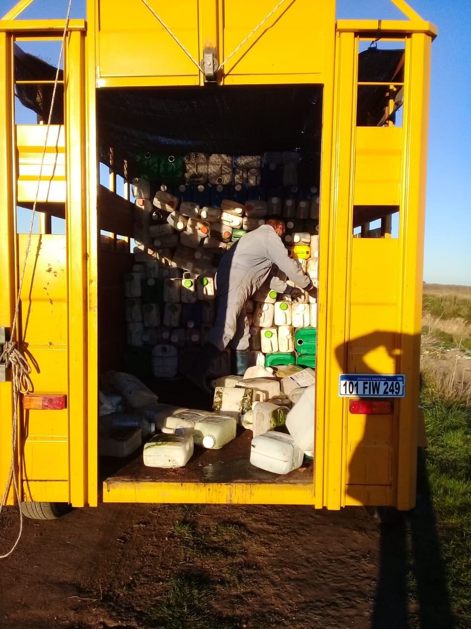 Recolectan bidones vacíos de agroquímicos arrojados de manera indebida