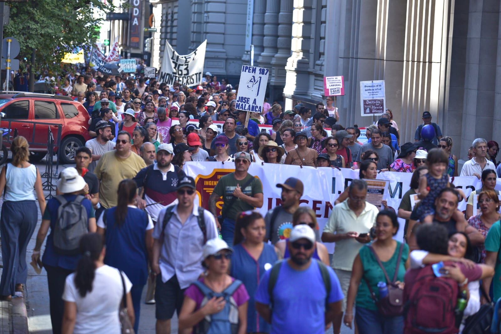 Córdoba. Nutrida movilización de docentes en Capital (Ramiro Pereyra/La Voz).