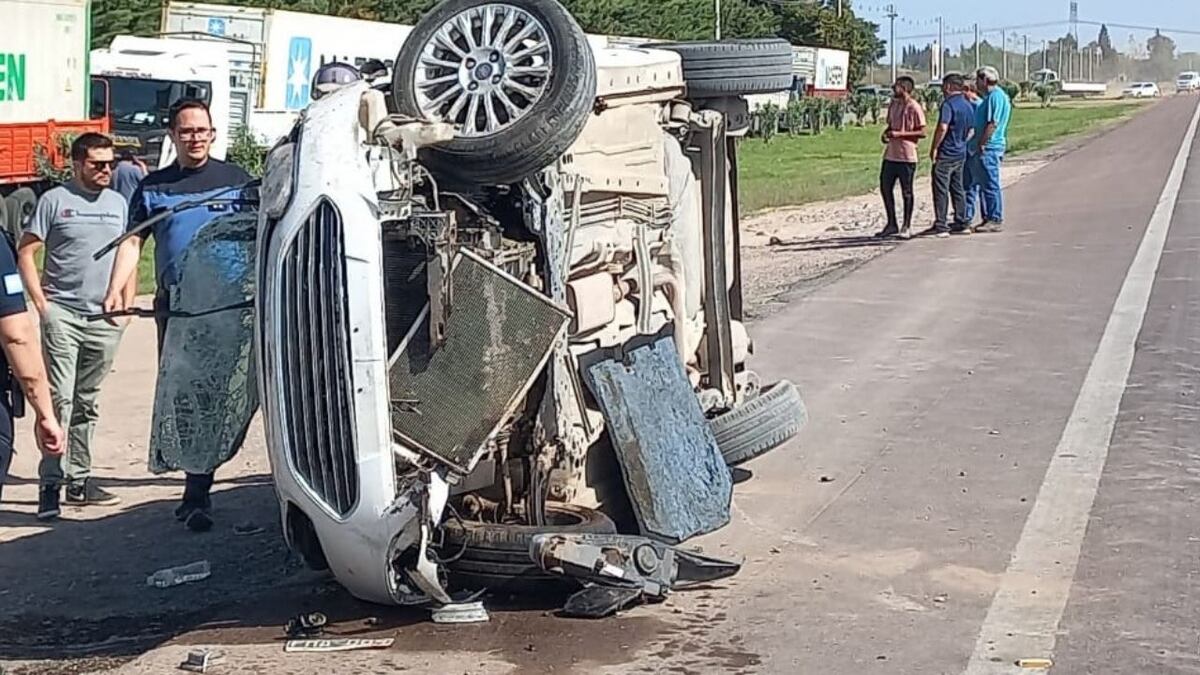 Tragedia Ruta 7: Un auto volcó en el mismo lugar donde se produjo el del micro de los hinchas de Boca
