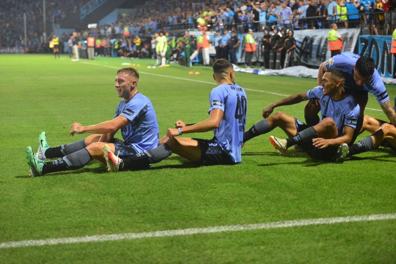 El festejo con remos de Belgrano después del gol de Juan Barinaga para el 2-1 parcial de Belgrano sobre Sarmiento en Alberdi. (Javier Ferreyra /  La Voz)