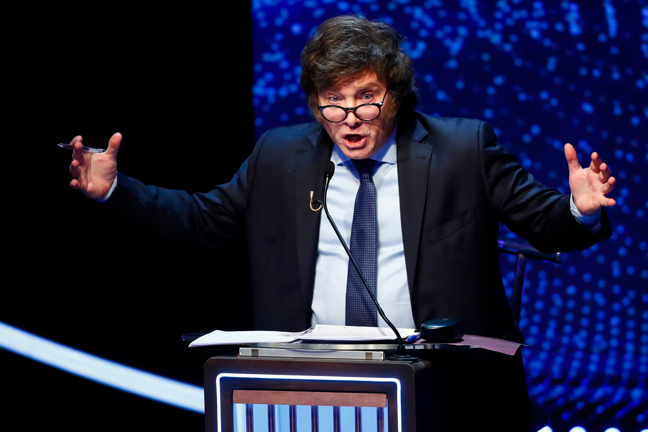 Javier Milei, durante el debate presidencial. (Agustín Marcarian, foto compartida vía AP)