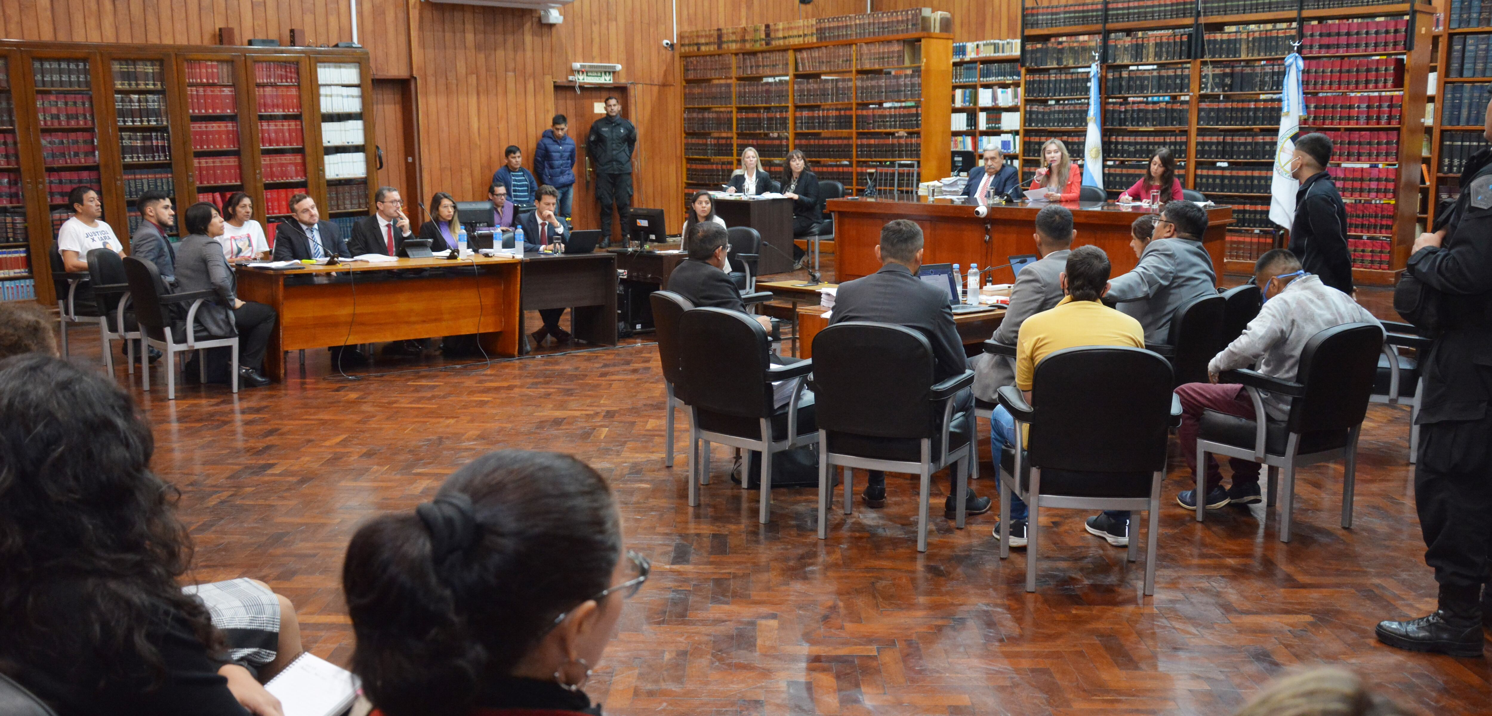 El juicio por el caso Iara Rueda se desarrolla en el Salón "Vélez Sarsfield" de la planta baja del edificio de los Tribunales. Ahora la prensa podrá acceder a la etapa de alegatos.