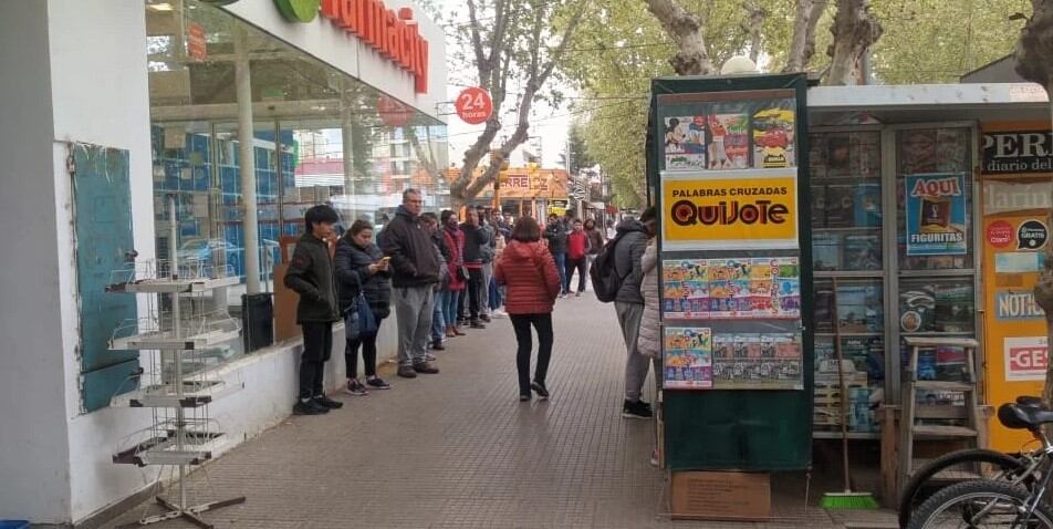 Larga fila para conseguir figuritas del Mundial. 