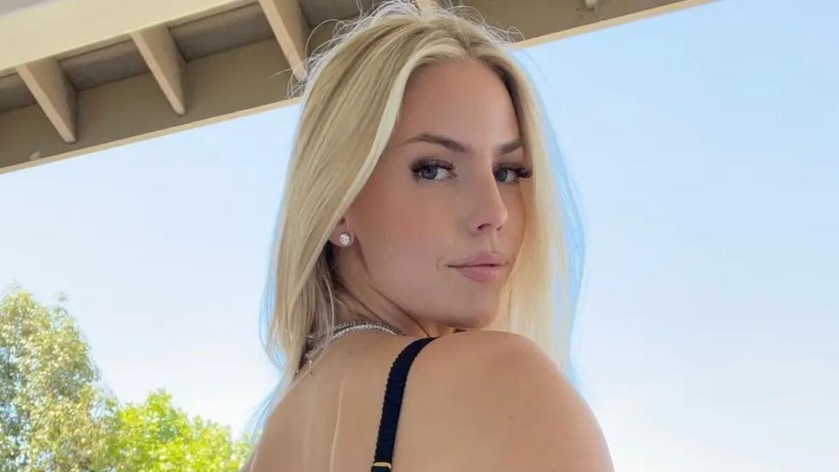 Jenna Lee subió la temperatura en las redes sociales con una microbikini rayada