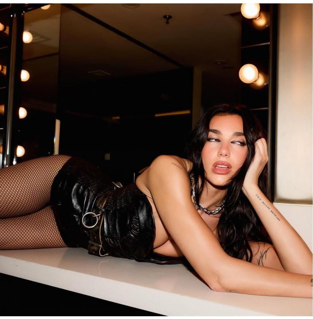 Medias de red y corset ultra escotado: Dua Lipa paralizó Instagram con un look desafiante