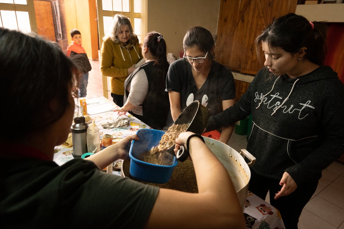 El comedor Santa Faustina funciona en la unión vecinal del barrio Covipa en Dorrego y da raciones de comida para 150 chicos.
