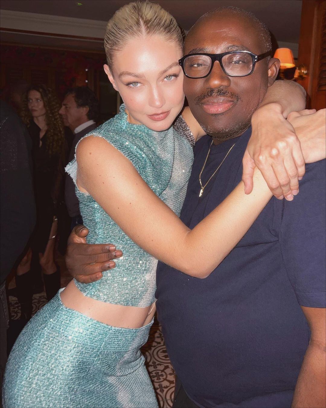 Gigi Hadid posó junto al editor en Jefe de la revista Vogue.