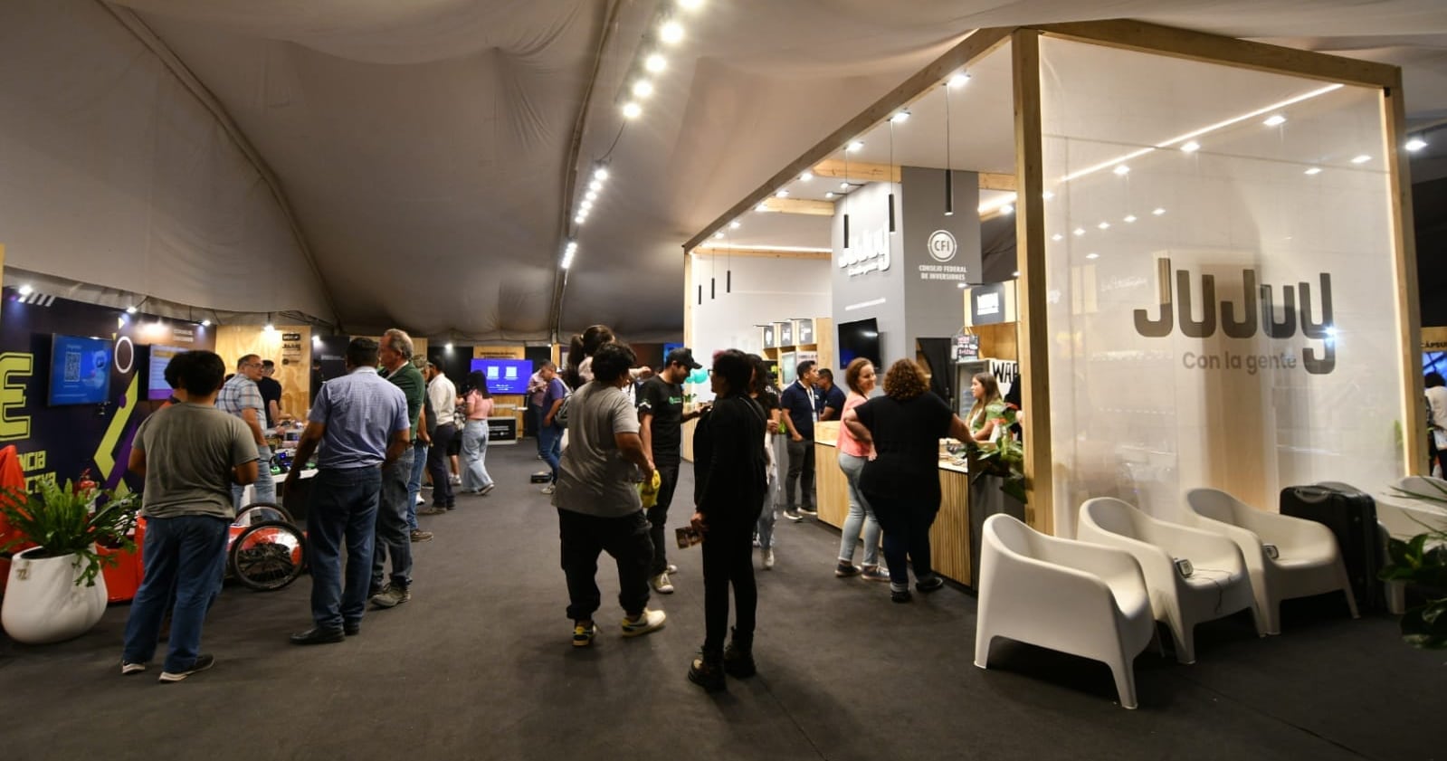 Amplios espacios permiten la circulación del público con comodidad, en el sector cubierto de la Expojuy 2024.