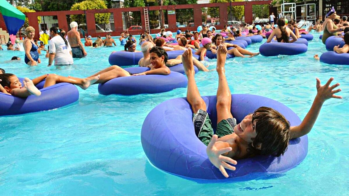 Un calor que no se aguanta: cuánto cuesta ir a la pileta este año en Rosario