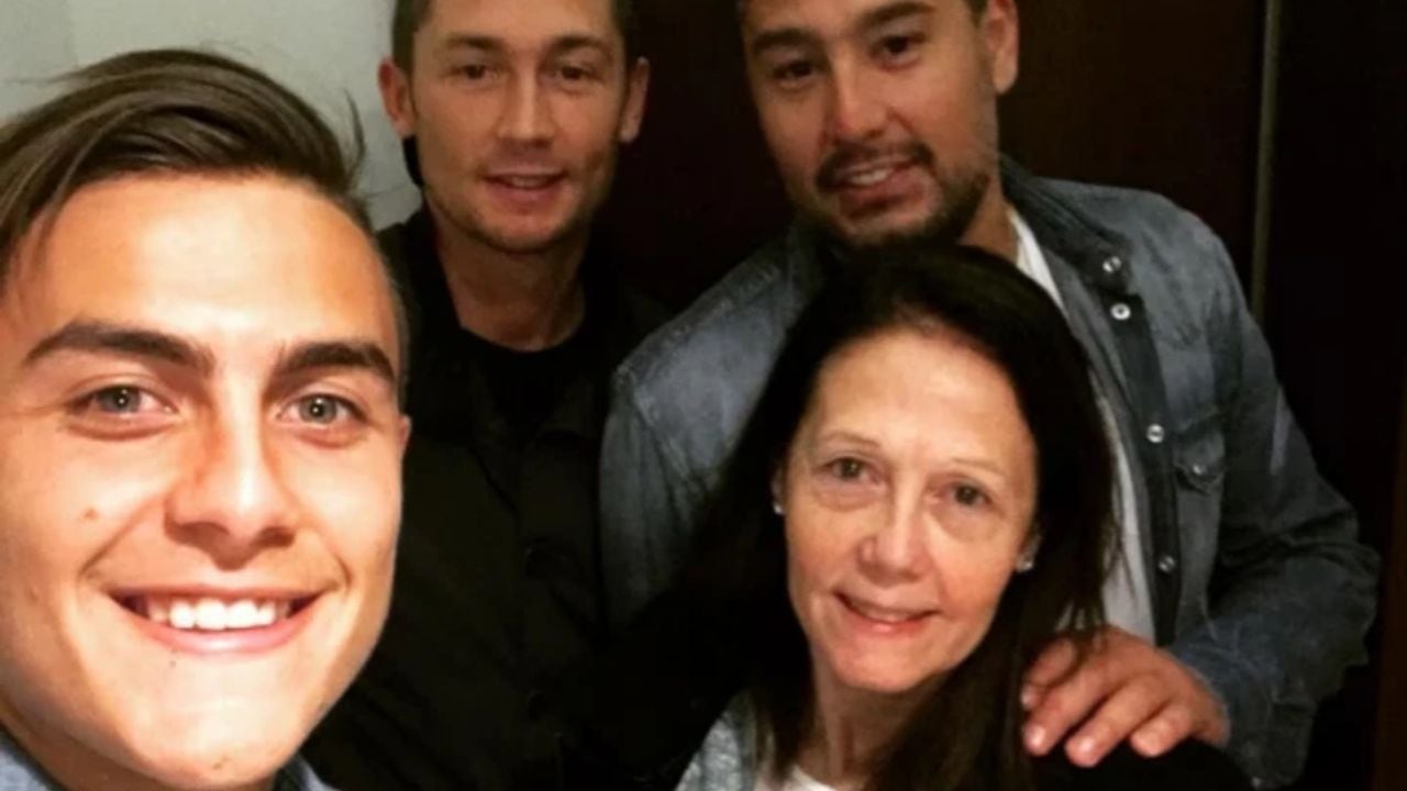 Paulo Dybala junto a sus hermanos y mamá.