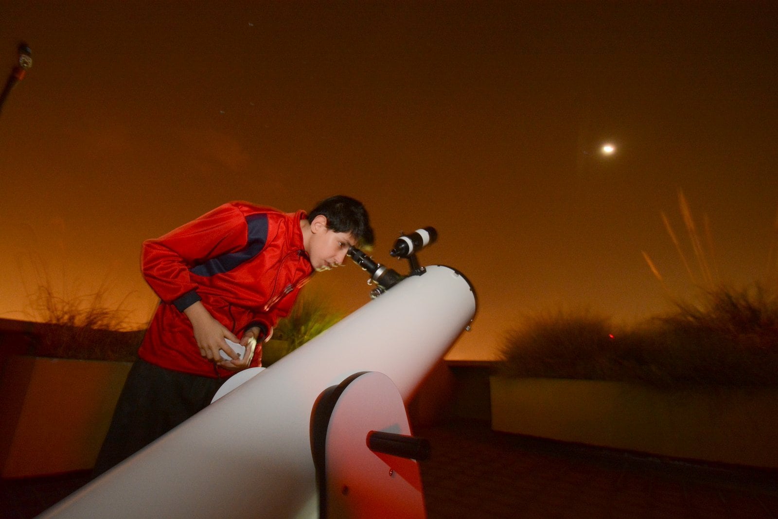 Actividades de astroturismo en la terraza de la Municipalidad de la Ciudad de Mendoza.