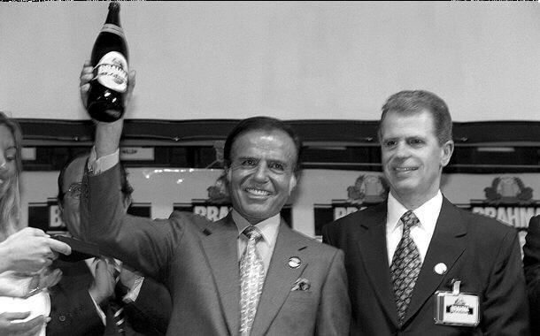 Menem con su tradicional Champagne, en los 90' fue furor la pizza con esa bebida.