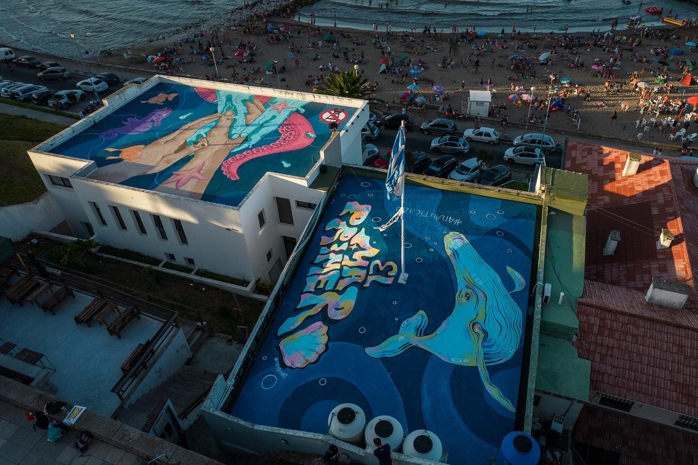 Su última obra se puede ver desde la costa en Cabo Corrientes y sus ilustraciones se viralizan en cada posteo por la causa.