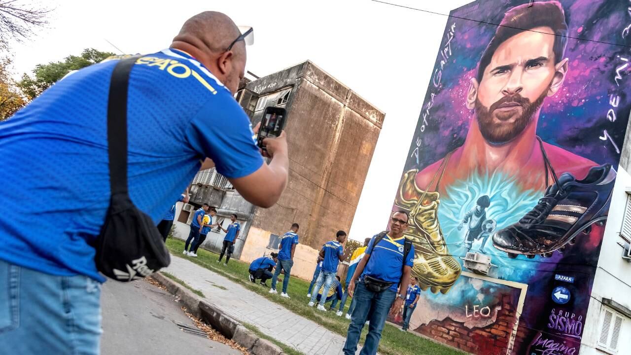 La delegación de Curaçao tomándose fotos con el mural de Lionel Messi