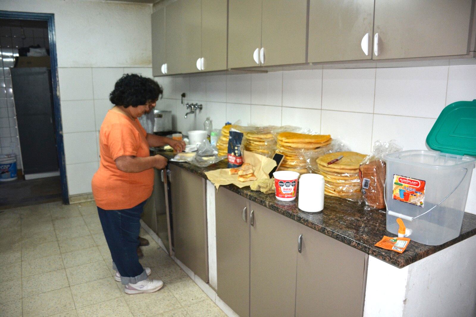 Diariamente, en horas de la tarde el equipo de voluntariado prepara la cena para los "patroncitos", los hombres en situación de calle que reciben asistencia en Manos Abiertas.