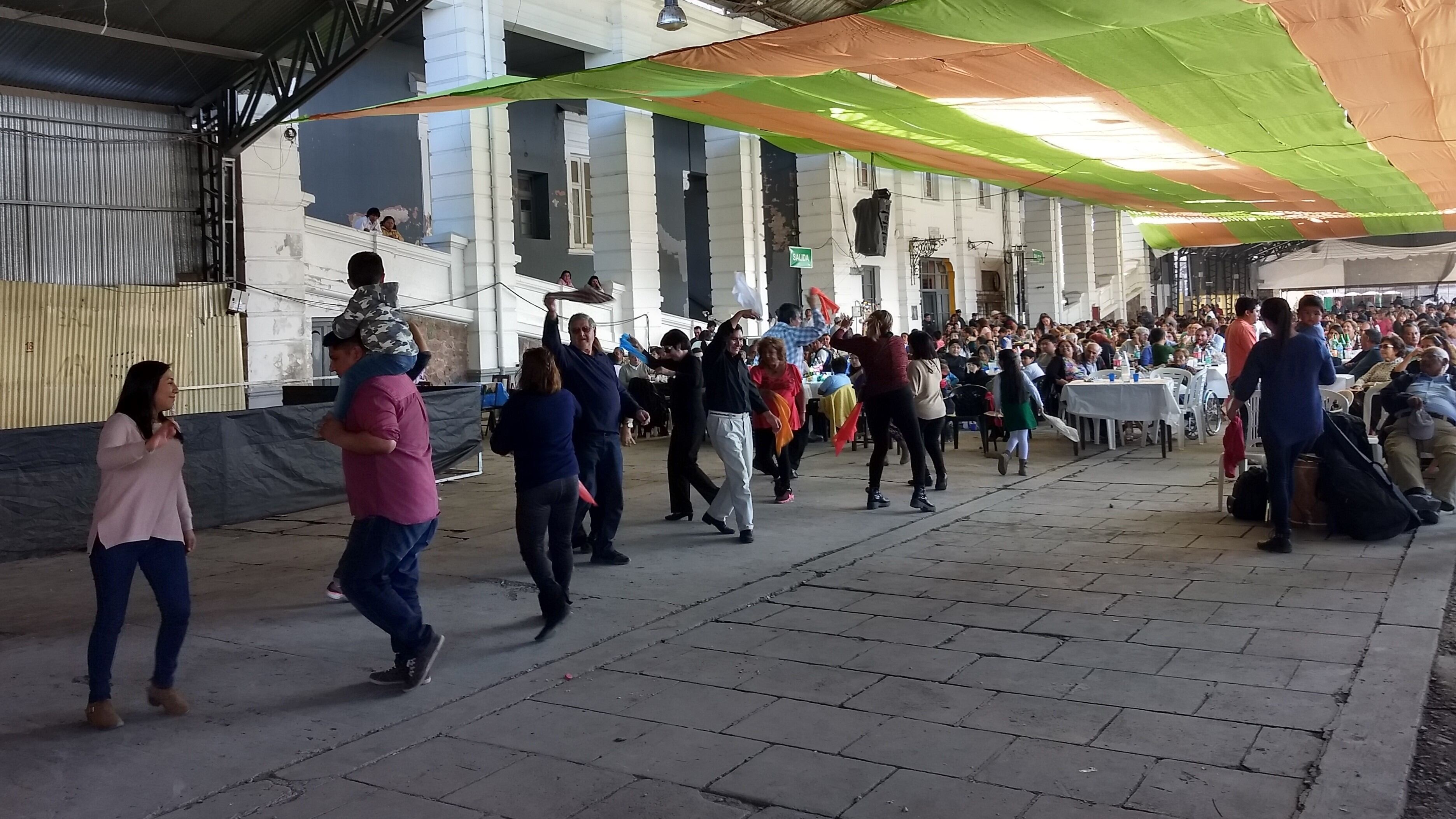 250 personas ocuparán el patio de comidas y otras cien podrán ingresar según orden de llegada para estar frente al escenario, respetando todos los protocolos de bioseguridad.