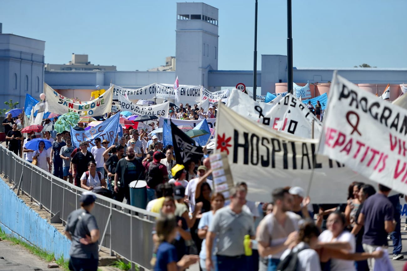 Trabajadores de la salud marchan en el centro de la ciudad de Córdoba para exigir paritarias. (José Gabriel Hernández / La Voz)