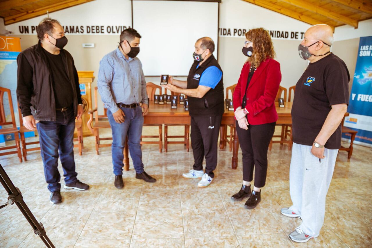 Autoridades del Centro de Veteranos de Malvinas brindaron un reconocimiento a la TV Pública Fueguina por el acompañamiento ininterrumpido a la vigilia