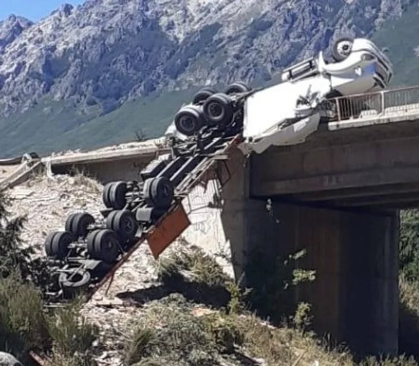 Un camión volcó en la Ruta Nacional 40 y rescataron al chofer.