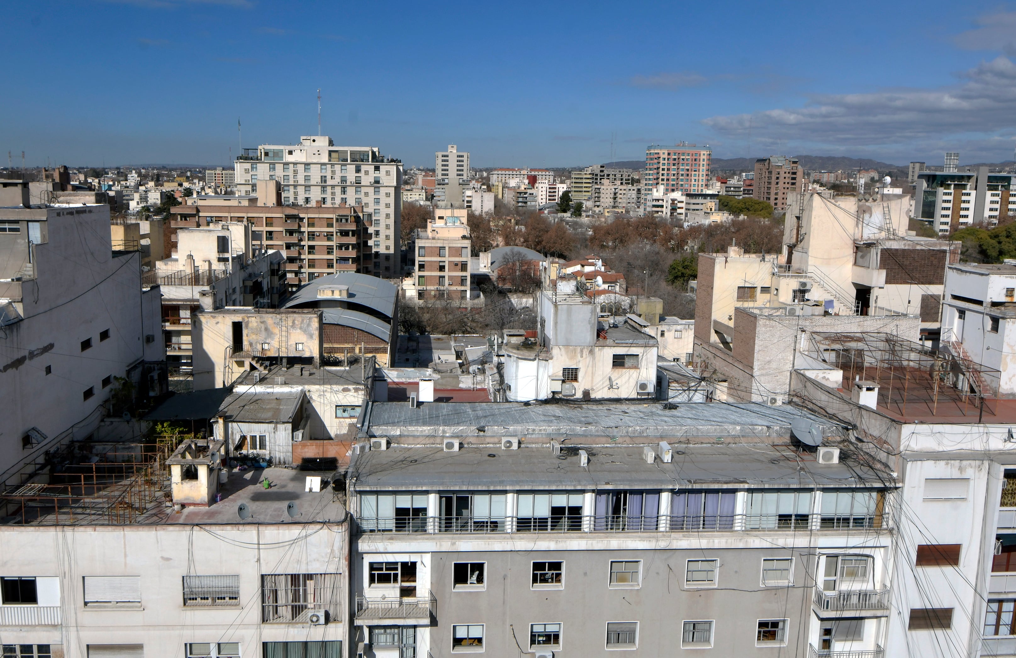 Los espacios comunes de los edificios son considerados como "no residenciales" y pagarán tarifa plena. Foto: Orlando Pelichotti/Los Andes.