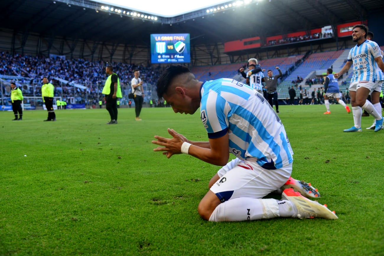 Festejos del equipo de Racing por el ascenso a la Primera Nacional. (Javier Ferreyra / Enviado Especial)