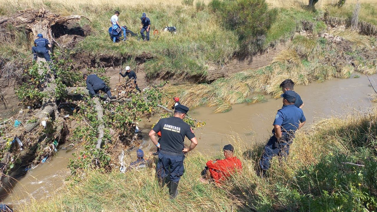 continúa la búsqueda de un menor que cayó en el arroyo