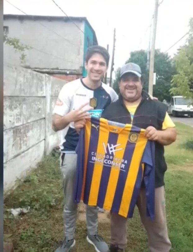 Los hinchas de Central se acercaron a donarle camisetas