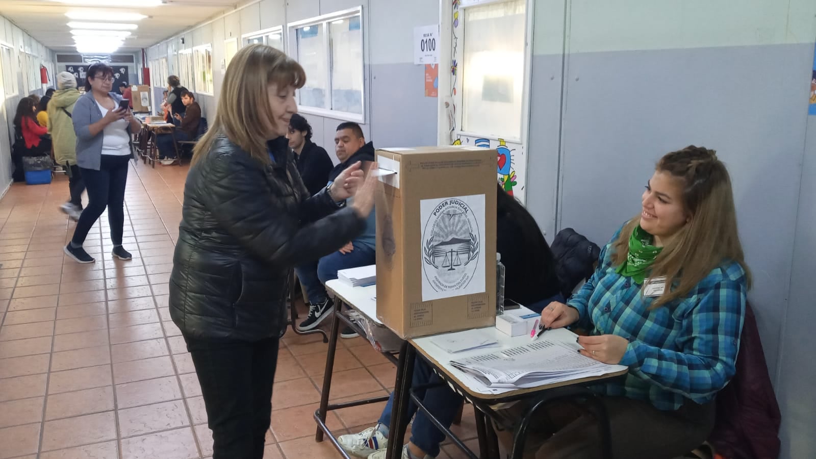 Liliana "Chispita" Fadul, líder de "Somos Fueguinos" emitiendo su voto.