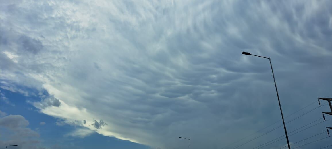 Las nubes llegan con fuerza y ya llueve en algunos sectores de Córdoba.