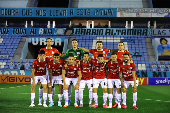 El entrenador Guillermo Farré repitió el mismo equipo que viene jugando en la Primera Nacional