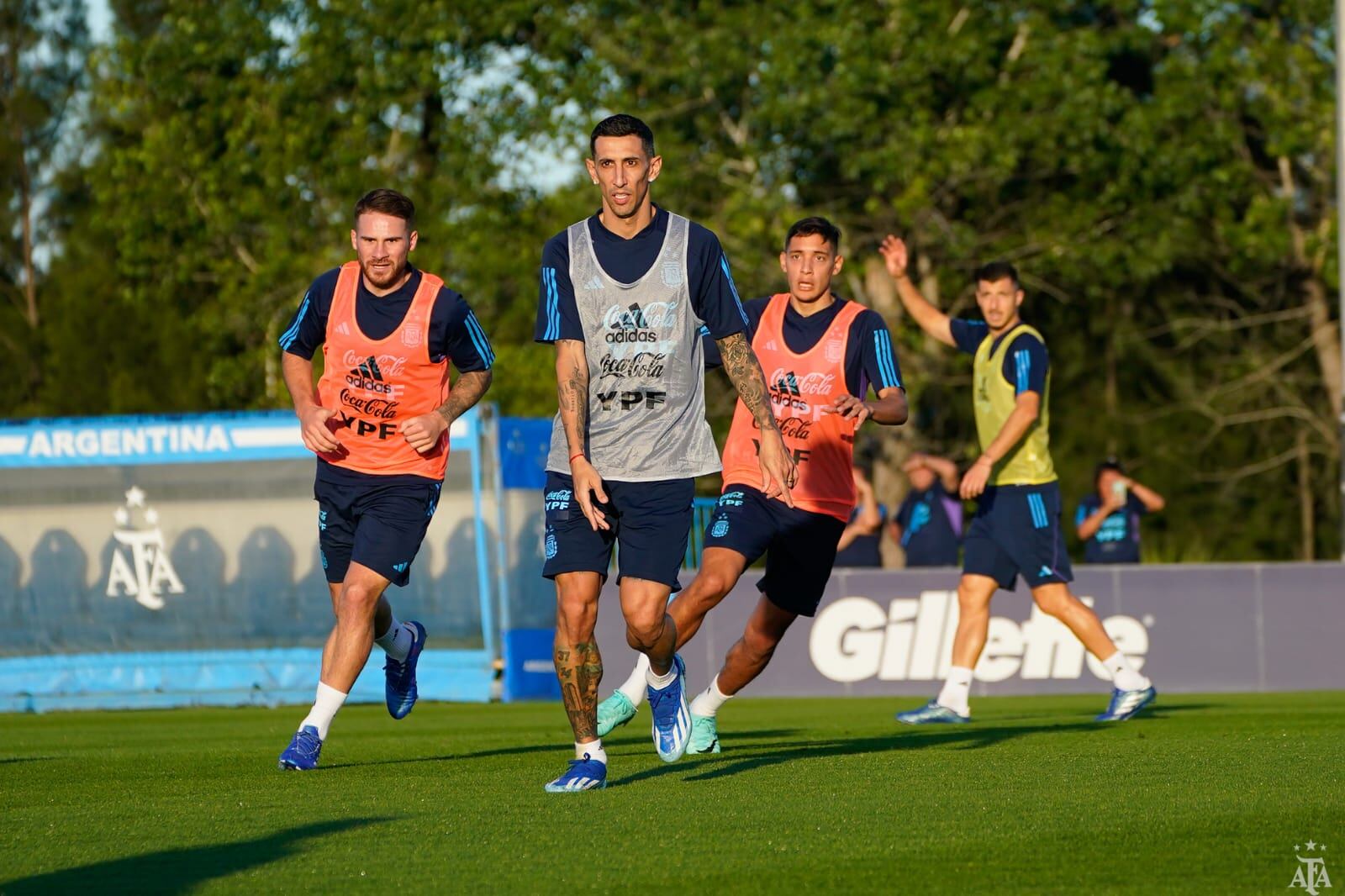 La Selección se prepara para visitar a Brasil, el martes en el Maracaná, por la sexta fecha de las eliminatorias.