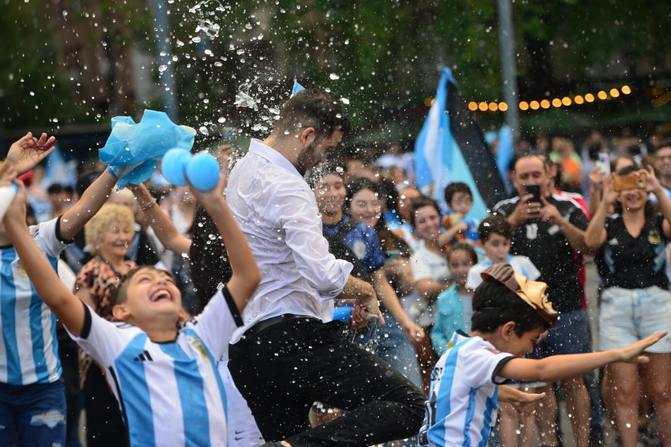 Patio Olmos. Así fueron los festejos por el triunfo de Argentina ante Polonia. (Foto / Javier Ferreyra)