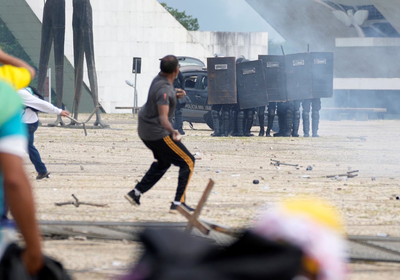 Bolsonaristas frente al Palacio de Planalto, Brasilia. (AP)