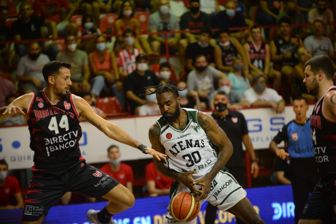 Deion McClenton, debutante en Atenas, ante la marca de Cuello (Foto: Javier Ferreyra).