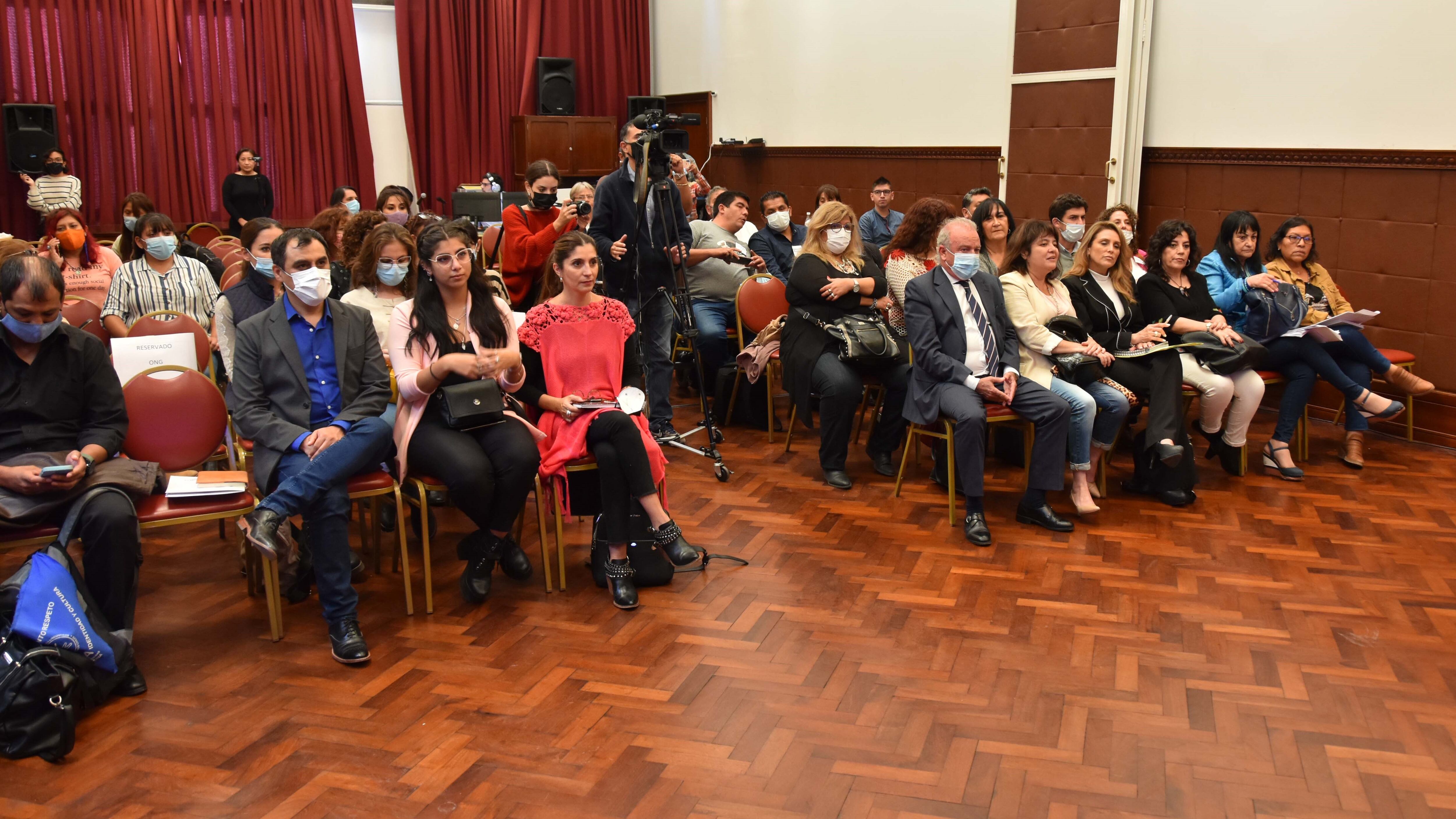 El auditorio -con los legisladores participantes en la primera fila- que tomó  parte del inicio del intercambio tendiente a actualizar la Ley de Discapacidad n° 4.398, que data de 1988.