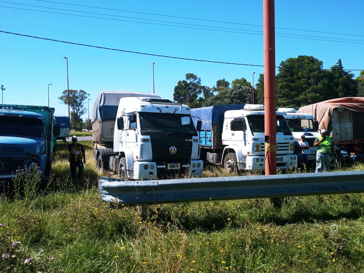 Camioneros autoconvocados continúan con el paro en la intersección de la Ruta 3 y 228.