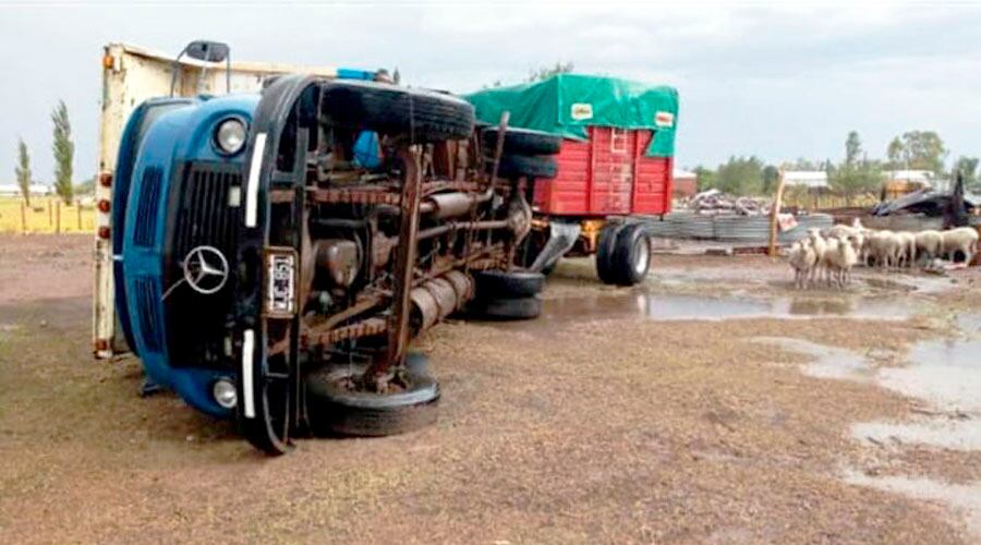 Un camión volcado por el viento 