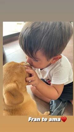 Francesco Benicio, feliz con su nueva mascota