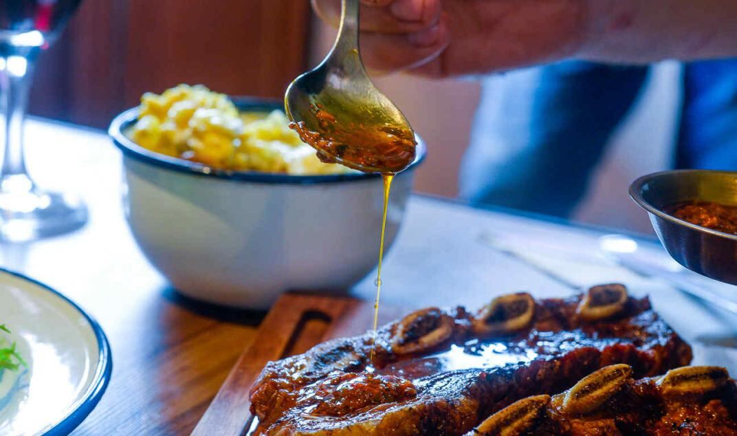 Papas con huevo y costilla con chimichurri (gentileza Bodegón 7 Onzas).